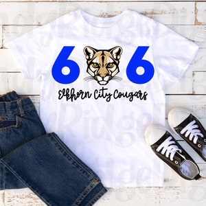 Könnte beinhalten: Weißes T-Shirt mit blauen Zahlen 606 und einer Puma-Maskottchen-Grafik. Der Text "Elkhorn City Cougars" ist unter der Grafik gedruckt.