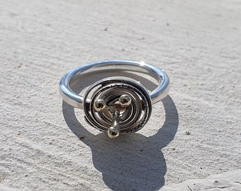 Flower ring in silver with gold elements, silver flower ring, recycled silver ring, silver rose ring, reclaimed silver ring with flower