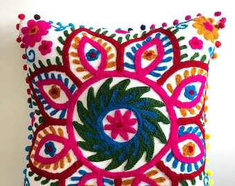 Funda de almohada con bordado Suzani: cojín bohemio indio con pompones (16 x 16)