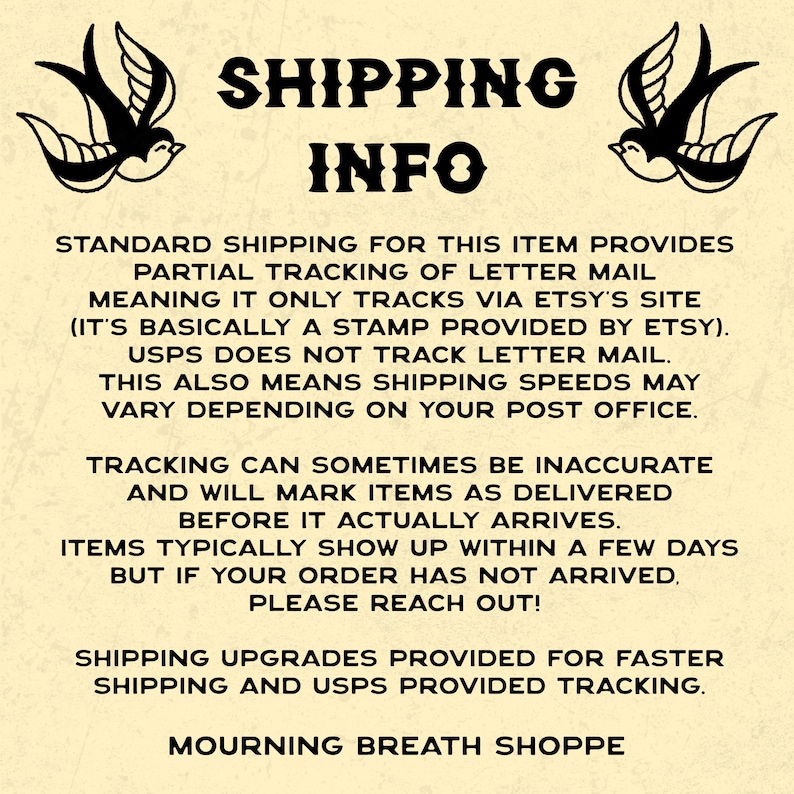K&ouml;nnte beinhalten: Eine cremefarbene Informationsgrafik mit zwei schwarzen Schwalbenillustrationen in den oberen Ecken. Der Text lautet SHIPPING INFO, gefolgt von Details zur Sendungsverfolgung von Briefpost, USPS-Einschr&auml;nkungen, Liefererwartungen und Kontaktanweisungen f&uuml;r Mourning Breath Shoppe.