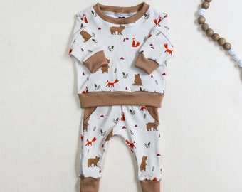 Kids Bear and Fox Crew Neck Sweatshirt Pullover and Matching Pocket Joggers, Minimalistic Toddler Forest Animal Beige and Brown Lounge Set