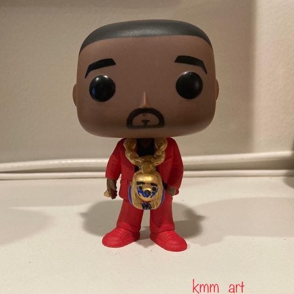 ¡Kanye West con cadena Horus y anillos piramidales! Funko personalizado