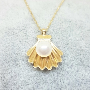 14K Real Solid Gold Seashell with Pearl Charm Dainty Pendant Necklace for Women , Gift for Her , Pearl Jewelry , Pearl Necklace Gold