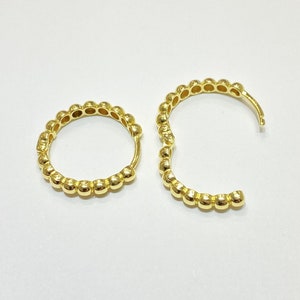 14K Solid Gold Perlen Ball Creolen für Frauen, Geburtstag Weihnachtsgeschenk, Gepunktete Huggie Creolen, Zierliche Perlen Ohrringe für Mama Sie