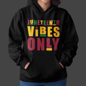 Pu&ograve; includere: Felpa con cappuccio nera con il testo "Juneteenth Vibes Only" in lettere gialle, verdi e rosse.