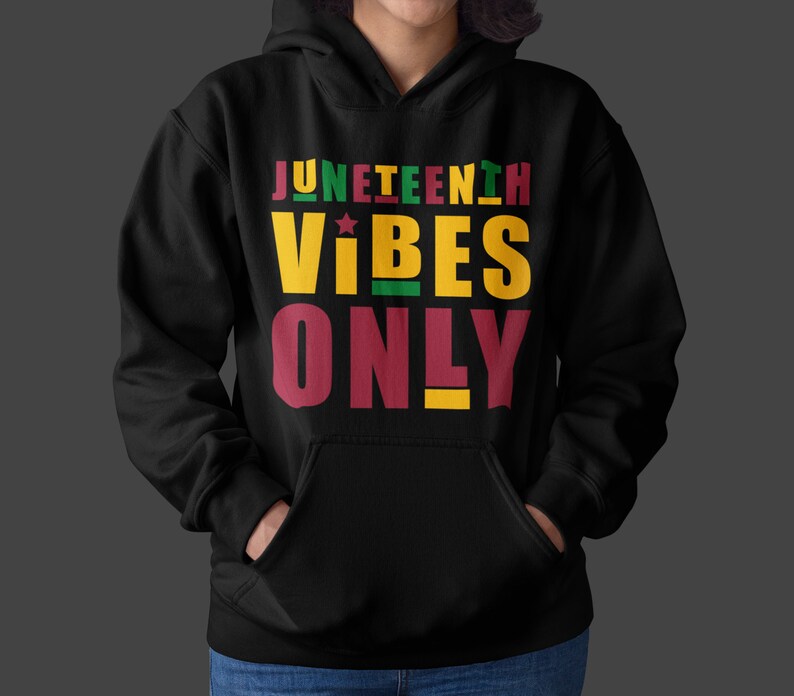 Pu&ograve; includere: Felpa con cappuccio nera con il testo "Juneteenth Vibes Only" in lettere gialle, verdi e rosse.