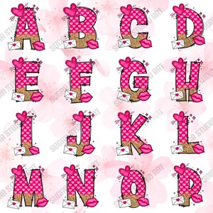 K&ouml;nnte beinhalten: Ein Satz Alphabetbuchstaben von A bis R, verziert mit rosa Herzen, Glitzer und einem kleinen Umschlag mit einem roten Lippen-Design. Die Buchstaben sind schwarz umrandet und haben einen wei&szlig;en Hintergrund.