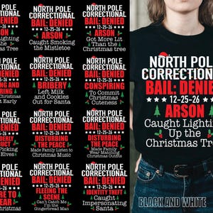 Könnte beinhalten: Ein schwarzes T-Shirt mit weißem und rotem Text, der North Pole Correctional, Bail: Denied, 12-25-26, Arson und Caught Lighting Up the Christmas Tree lautet. Das Design enthält kleine grüne Tannenbaumsymbole und rote Stechpalmenakzente.