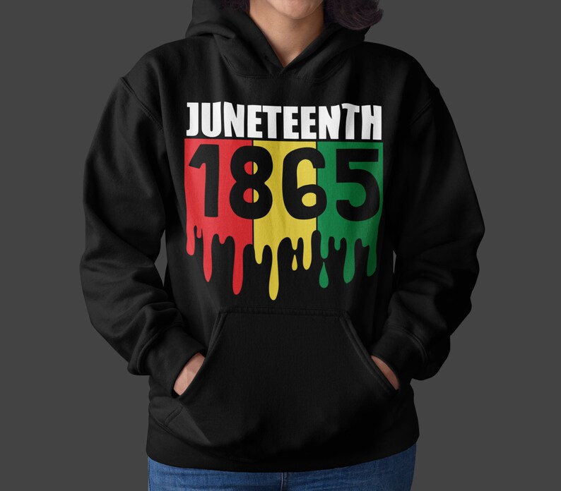Pu&ograve; includere: Felpa con cappuccio nera con una stampa grafica bianca che dice "Juneteenth 1865". I numeri sono in un design a blocchi di colore rosso, giallo e verde con vernice che cola.