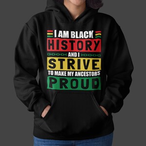 Pu&ograve; includere: Felpa con cappuccio nera con il testo "I am Black History and I strive to make my ancestors proud" in lettere rosse, gialle, verdi e bianche.