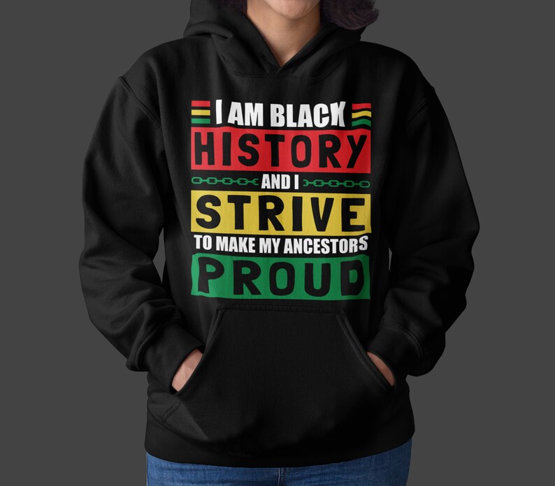 Pu&ograve; includere: Felpa con cappuccio nera con il testo "I am Black History and I strive to make my ancestors proud" in lettere rosse, gialle, verdi e bianche.