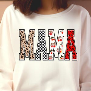 Mamá de moda PNG, sublimación de letras de cereza con estampado de leopardo, diseño de camiseta retro para mamá, regalo para mamá png, mamá retro png