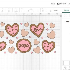 Op de afbeelding: Een digitaal ontwerp met een rij roze en bruine hartvormige koekjes met de woorden "XOXO" en "love" erop. De koekjes worden omringd door kleinere roze hartjes.