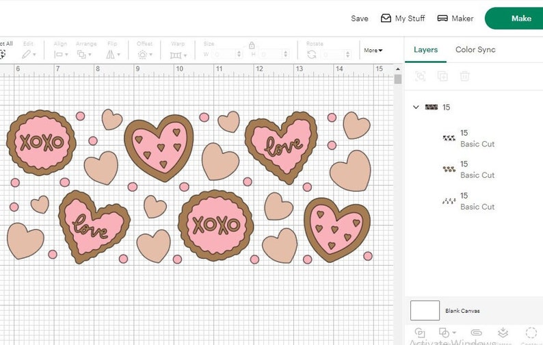 Op de afbeelding: Een digitaal ontwerp met een rij roze en bruine hartvormige koekjes met de woorden "XOXO" en "love" erop. De koekjes worden omringd door kleinere roze hartjes.