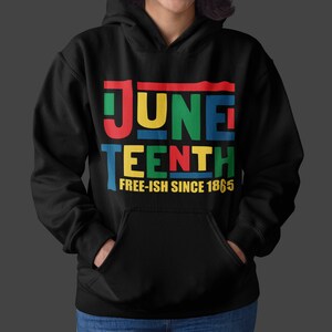 Pu&ograve; includere: Felpa nera con una grafica colorata che dice "Juneteenth Free-ish Since 1865"