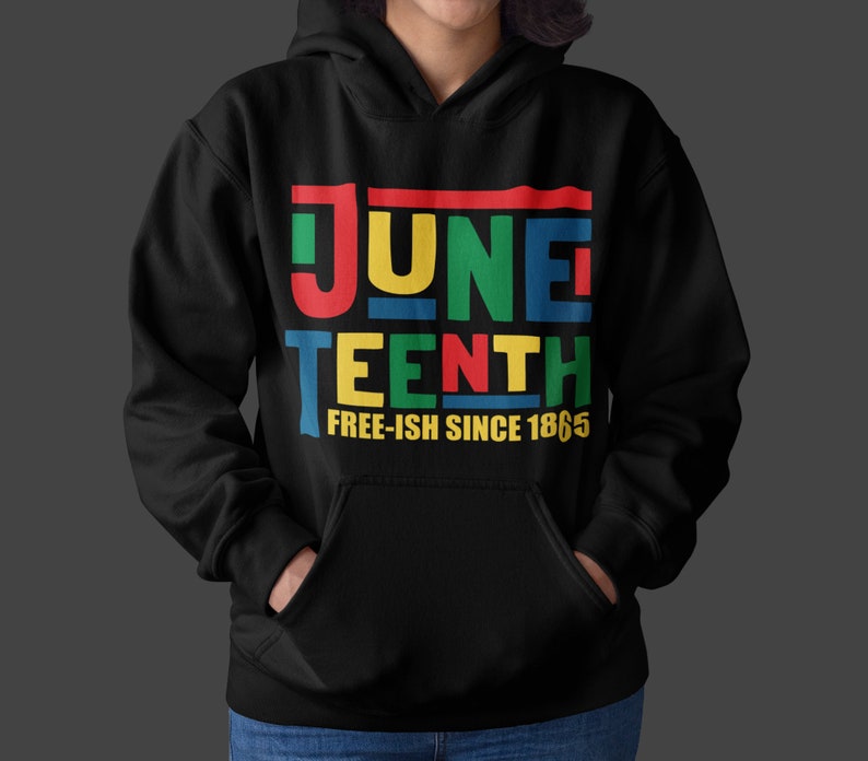 Pu&ograve; includere: Felpa nera con una grafica colorata che dice "Juneteenth Free-ish Since 1865"