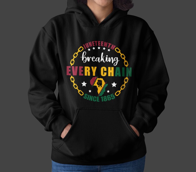 Pu&ograve; includere: Felpa con cappuccio nera con un design a catena dorata e il testo "Juneteenth breaking every chain since 1865". Il design include anche un contorno rosso, giallo e verde dell'Africa con un pugno alzato.