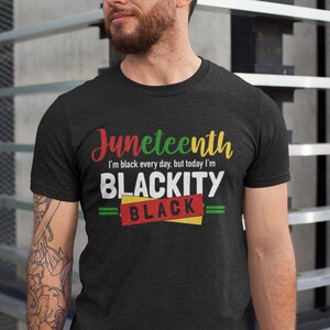 Pu&ograve; includere: Una maglietta nera con il testo "Juneteenth I'm black every day, but today I'm Blackity Black" in lettere bianche, verdi, rosse e gialle.