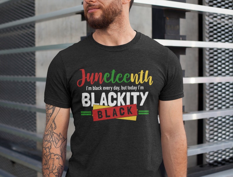 Pu&ograve; includere: Una maglietta nera con il testo "Juneteenth I'm black every day, but today I'm Blackity Black" in lettere bianche, verdi, rosse e gialle.