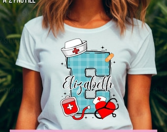 Könnte beinhalten: Ein blauer und weißer karierter Buchstabe E mit einem roten Kreuz und einem Verband. Der Buchstabe ist von medizinischen Symbolen umgeben, darunter ein Stethoskop, ein Herz und ein Blutbeutel. Der Name Elizabeth ist in schwarzer Kursivschrift unter dem Buchstaben geschrieben.