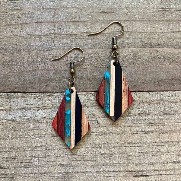 Orecchini Boho in legno a righe a pile di colore verticale
