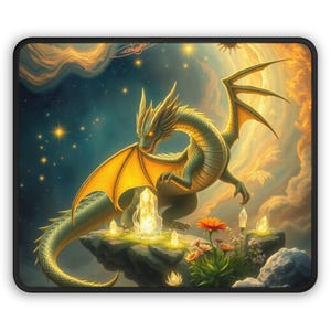 Peut inclure: Tapis de souris sur le thème de la fantaisie avec un dragon vert aux ailes dorées. Il est perché sur un rocher avec des cristaux brillants et des fleurs, sur fond de ciel étoilé et de nuages orange.