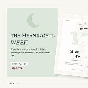 Puede incluir: Un planificador de 17 páginas titulado The Meaningful Week con una cubierta verde pálido y un icono de luna creciente. Las páginas interiores incluyen una cuadrícula semanal con columnas para tareas, autocuidado y notas en verde.