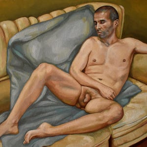 Olieverfschilderij op MDF-plaat, portret ten voeten uit van een naakte man liggend op een bank, "The Weight of Stillness", Patrícia Trindade