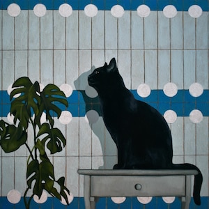 Può includere: Dipinto a olio di un gatto nero seduto su un tavolino grigio, con una pianta verde a sinistra. Lo sfondo è un muro piastrellato blu e bianco con cerchi bianchi.