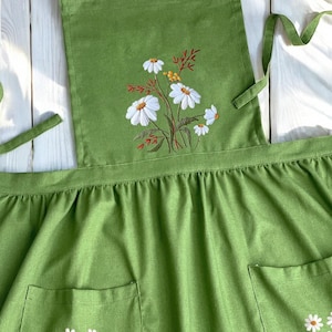 Hand-Embroidered Daisies Flowers Apron, Personalized Embroidered Women Apron, Kitchen/Cooking/Florist/Gardening Apron, Handmade Gift for Her