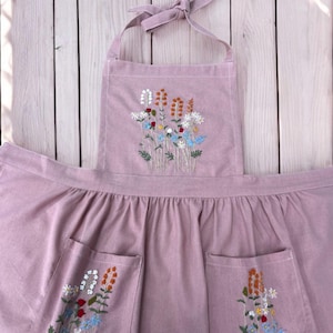 Personalisierte natürliche gestickte Blumenschürze mit Spitzenbesatz, handbestickte Schürze, Blumenstickerei Leinenschürze, Schürzenkleid für Frauen
