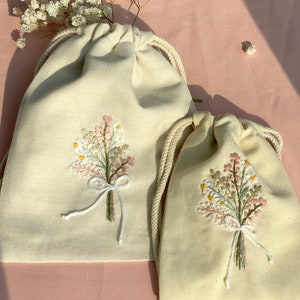 Kordelzugbeutel mit Gänseblümchen Blumenstrauß Stickerei, Geschenkverpackung, handgemachte Kordelzugbeutel, Aufbewahrungsbeutel, Schmuckbeutel, Geschenk zum Muttertag