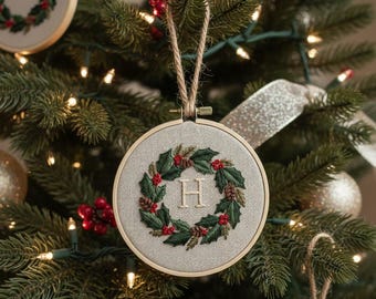 Personlig bokstav med namn, handbroderad julgransprydnad, anpassade initialer 2025, julgransprydnad, unik hantverksmässig julklapp