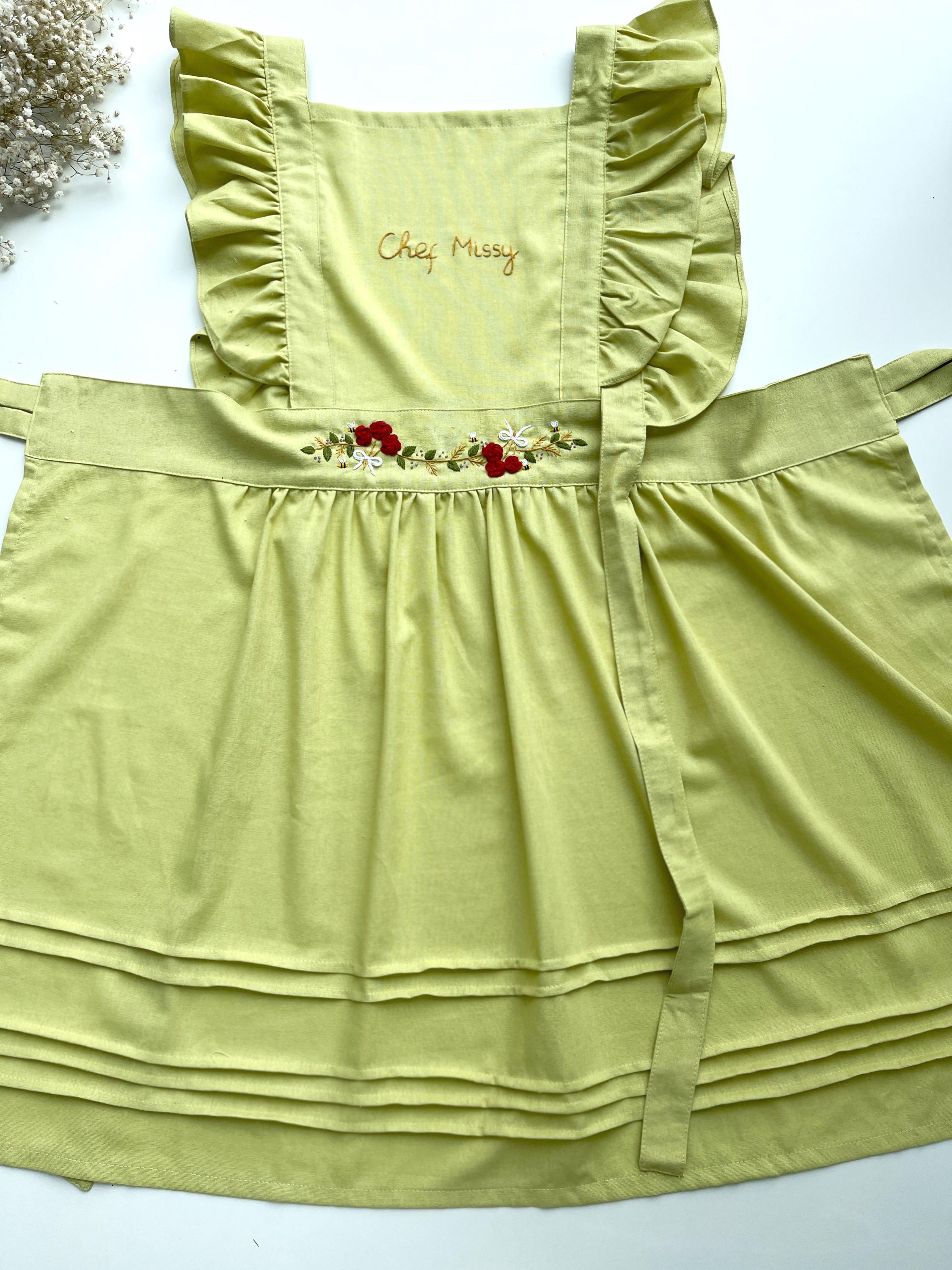 ヴィンテージの手刺繍のバラと蜂のエプロン、彼女へのパーソナライズ