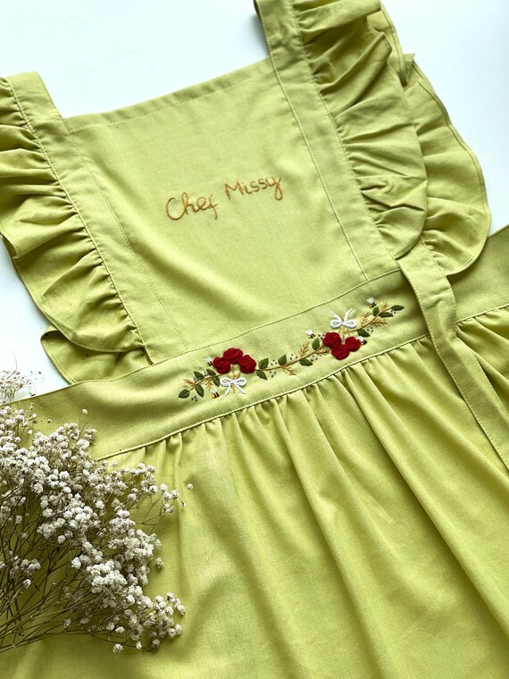 ヴィンテージの手刺繍のバラと蜂のエプロン、彼女へのパーソナライズ