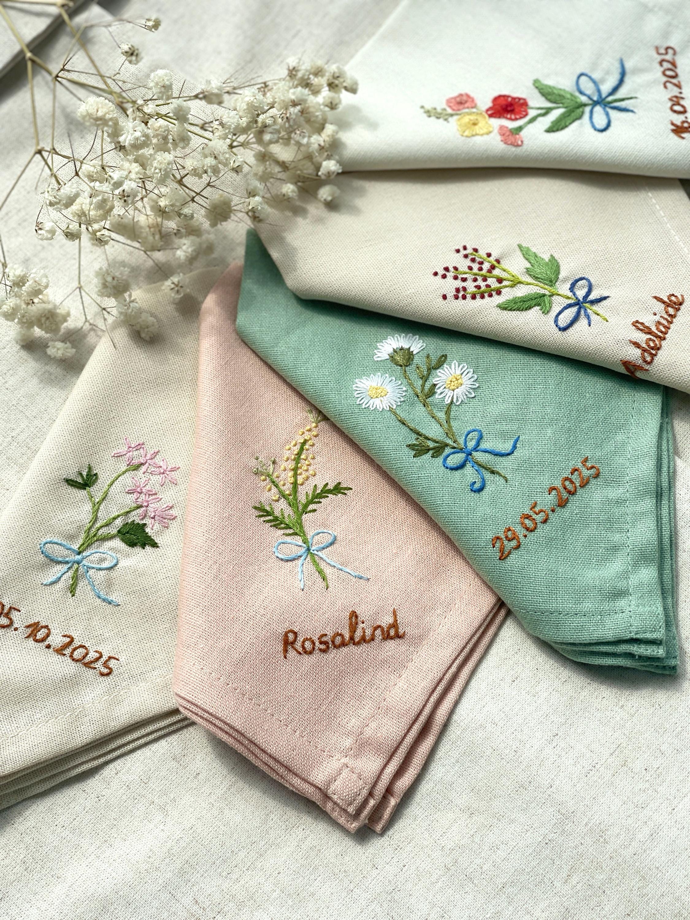 花とミツバチの刺繍入りリネンハンカチ（ブルー系） パーソナライズ