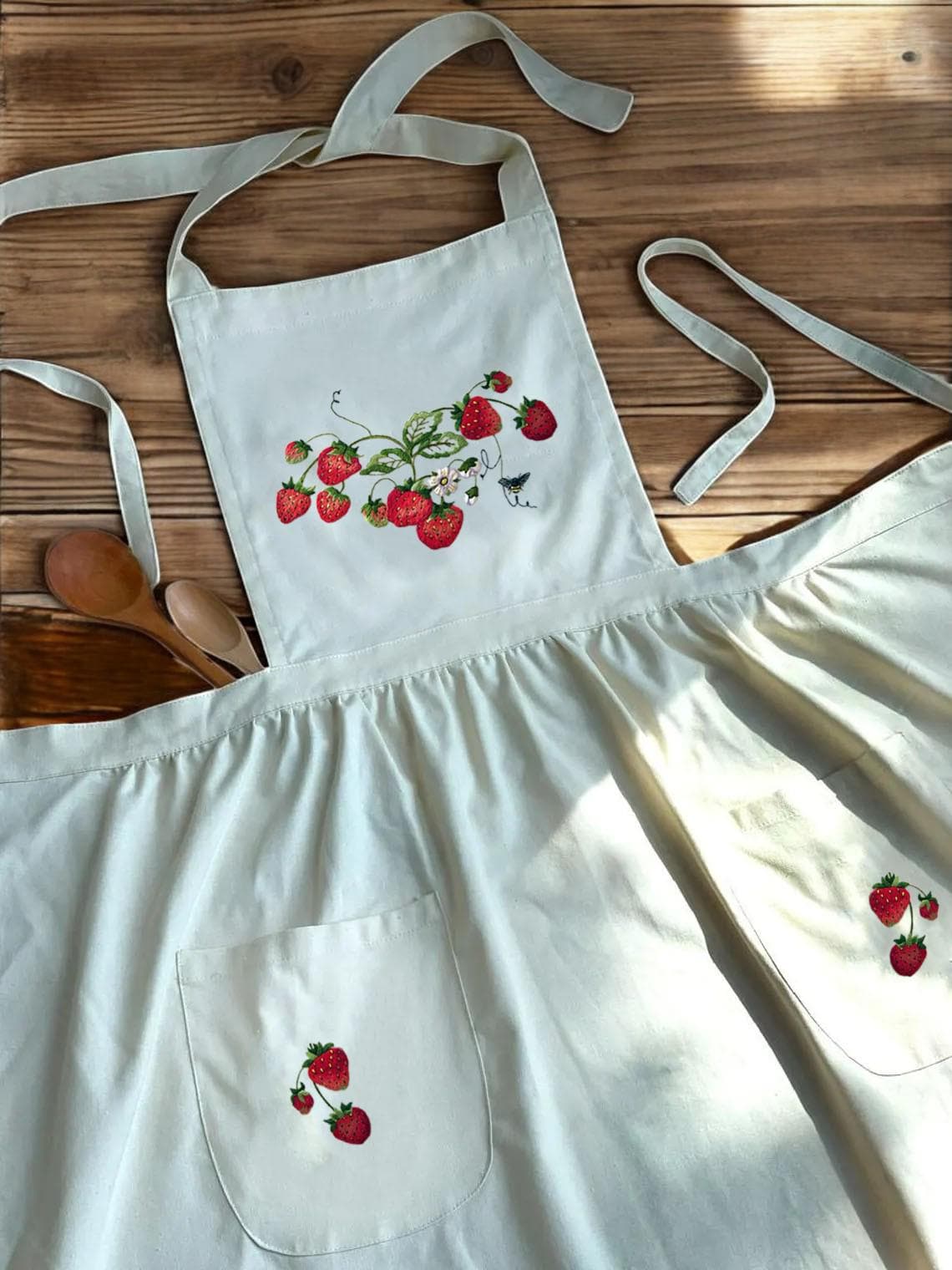 Hand Embroidered Strawberry Apron, Personalized Hand Embroidered Apron, Kitchen/Cooking/Florist/Gardening Apron,Custom Name Strawberry Apron