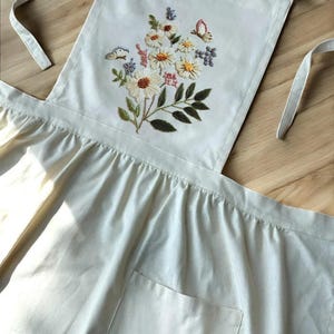 Hand Embroidered Butterfly Floral Apron, Custom Gardening/Baking/Kitchen Apron w Pockets, Cottagecore Hand-Stitched Apron, Gift for Mom