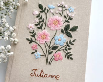 Caderno bordado à mão com buquê de flores personalizado, estilo vintage, capa de linho tamanho A5, ideal para guardar votos e escrever sua lista de desejos. Capa ajustável.