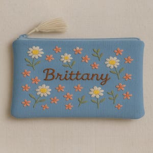 Custom Name Daisies Hand Embroidered Pouch, Floral Linen Wallet, Handmade Makeup Bag, Bridesmaid Gift, Linen Embroidery Bag Gift for Mother