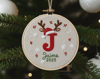 Personlig bokstavsnamn handbroderad julgransprydnad, anpassad initialprydnad, handgjord julgransdekoration, unik julklapp