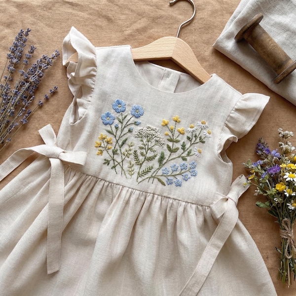 Robe en lin fleurs sauvages brodées à la main avec noeud, Robe en lin doux, Robe en lin pour tout-petit, Robe d'anniversaire personnalisée, Robe avec nœuds ruban pour fille