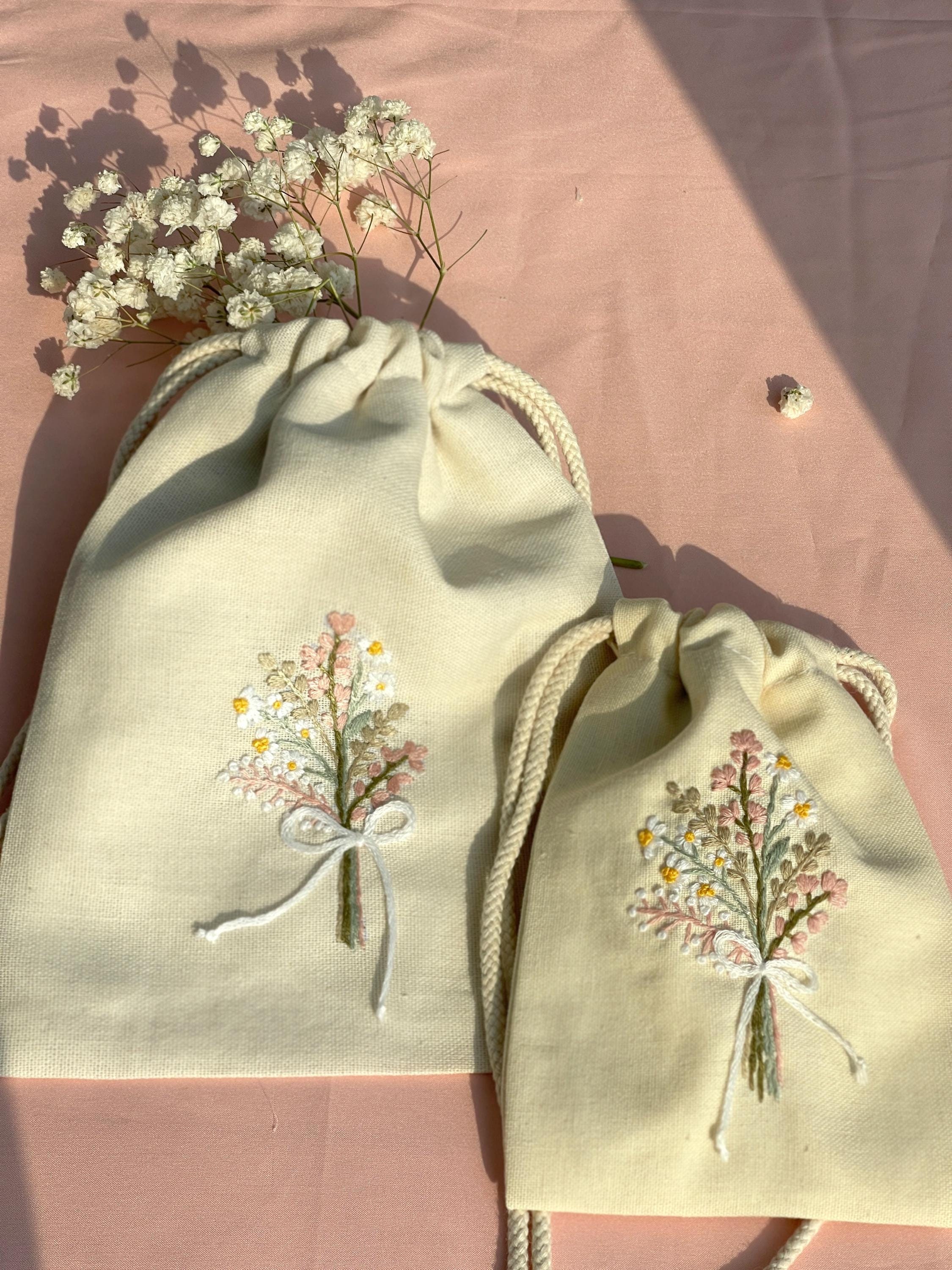 デイジーブーケ刺繍入り巾着バッグ、リネンギフトラッピング