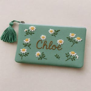Custom Name Daisies Hand Embroidered Pouch, Floral Linen Wallet, Handmade Makeup Bag, Bridesmaid Gift, Linen Embroidery Bag Gift for Mother