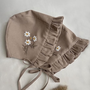 Bonnet bébé brodé marguerite vintage, bonnet en lin brodé, bonnet en lin brodé à la main, bonnet avec rebord bébé, bonnet bébé personnalisé