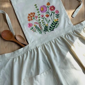 Vintage Hand-Stitched Apron, Embroidered Wildflowers Apron, Custom Gardening/Baking/Kitchen Apron w Pockets, Cottagecore Apron, Custom Gift