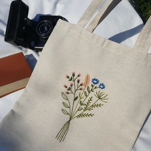 Personalisierte handbestickte Leinentasche mit Wildblumen Bouquet, bestickte Leinentasche, Stickereitasche, handgemachte Tasche, Tasche für Frauen