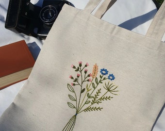 Gepersonaliseerde handgeborduurde linnen tas met wilde bloemen boeket, geborduurde linnen tas, borduurtas, handgemaakte draagtas, tas voor vrouwen