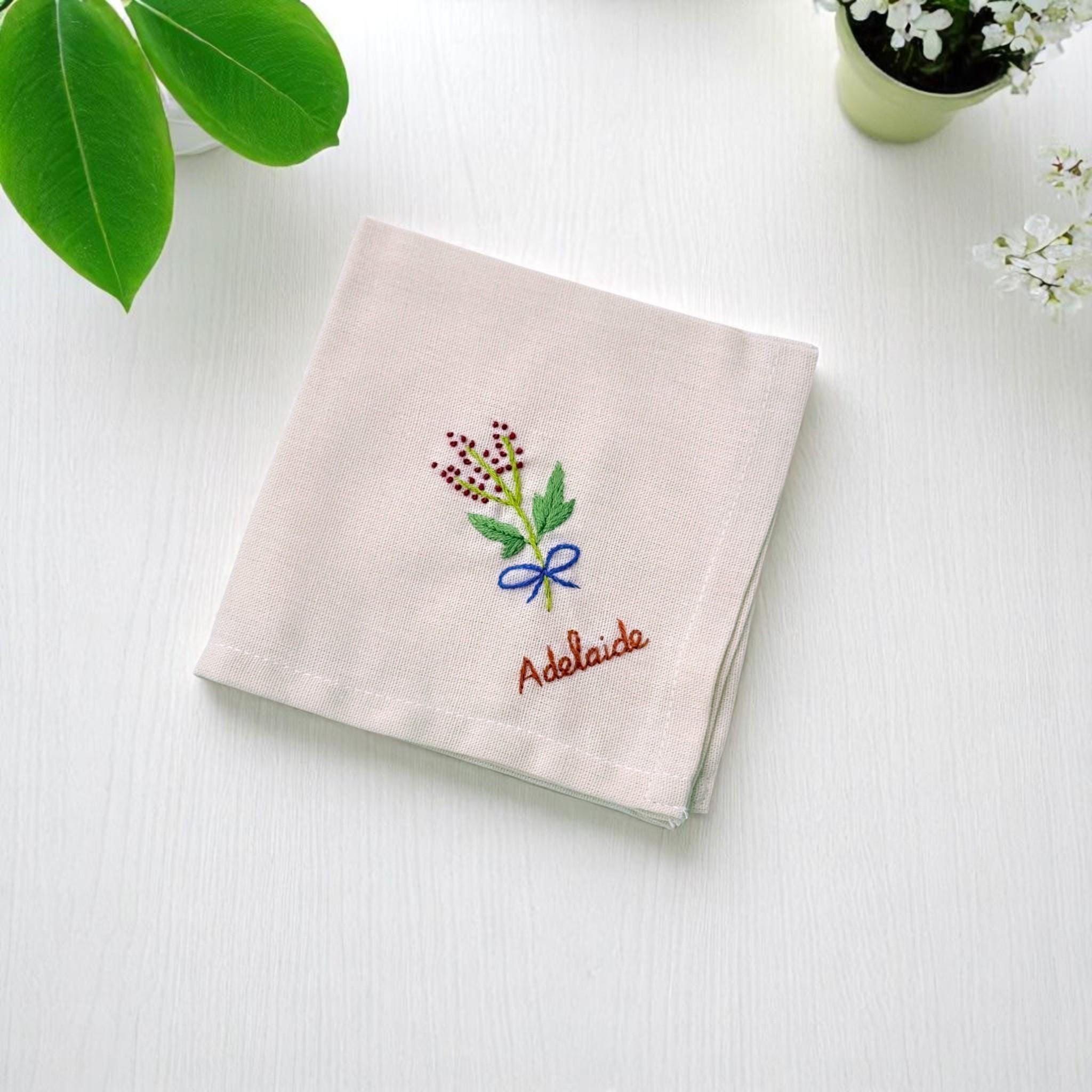 花とミツバチの刺繍入りリネンハンカチ（ブルー系） パーソナライズ
