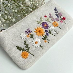 Estuche para lápices con flores bordadas a mano, cartera de lino con flores personalizadas, neceser de maquillaje hecho a mano, regalo para dama de honor, bolso de lino bordado, regalo para el Día de la Madre